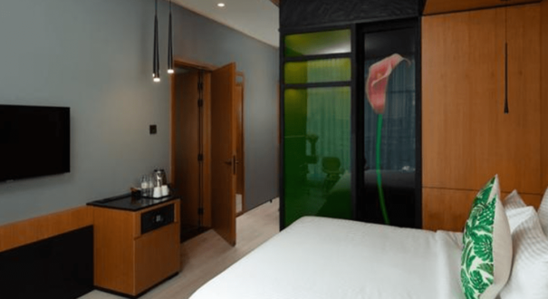 اتاق Sky Classic با تخت دونفره، دکور مینیمال و نور طبیعی در هتل Al Khoory Sky Garden دبی